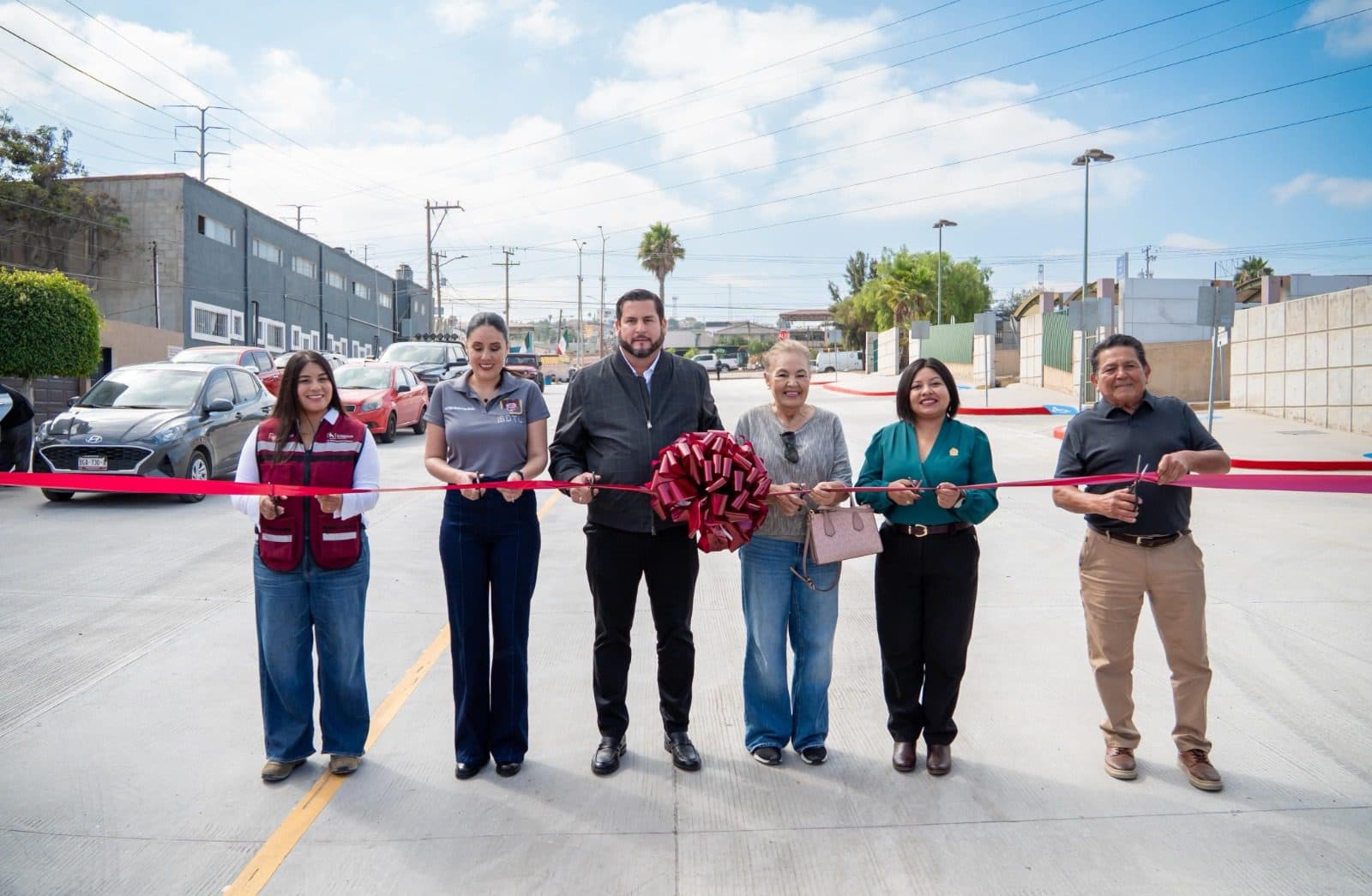 Cumple Ismael Burgueño a ciudadanía de Lomas del Matamoros con pavimentación de calle C.F.E