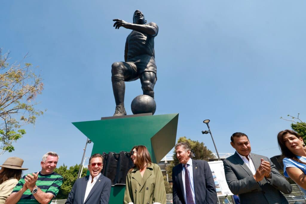 Pablo Lemus Navarro y asistentes a la inauguración de la escultura 'La Canarihna' frente al Estadio Jalisco, en Guadalajara.