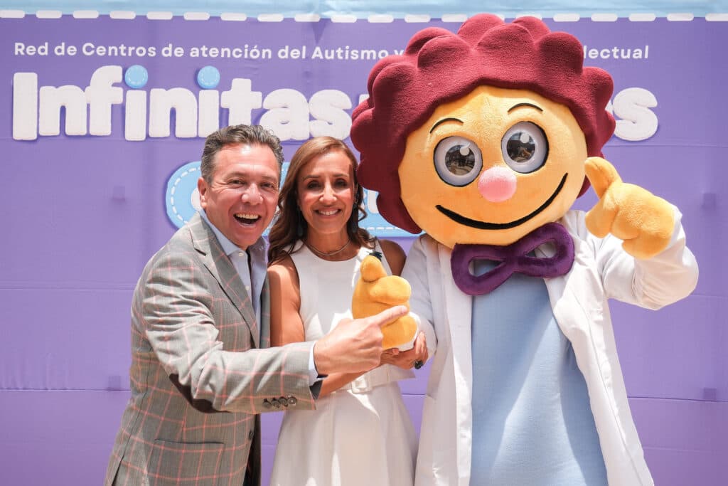 Pablo Lemus Navarro y una mujer posan junto a un personaje de caricatura en la inauguración del Centro Regional de Autismo en Tepatitlán.