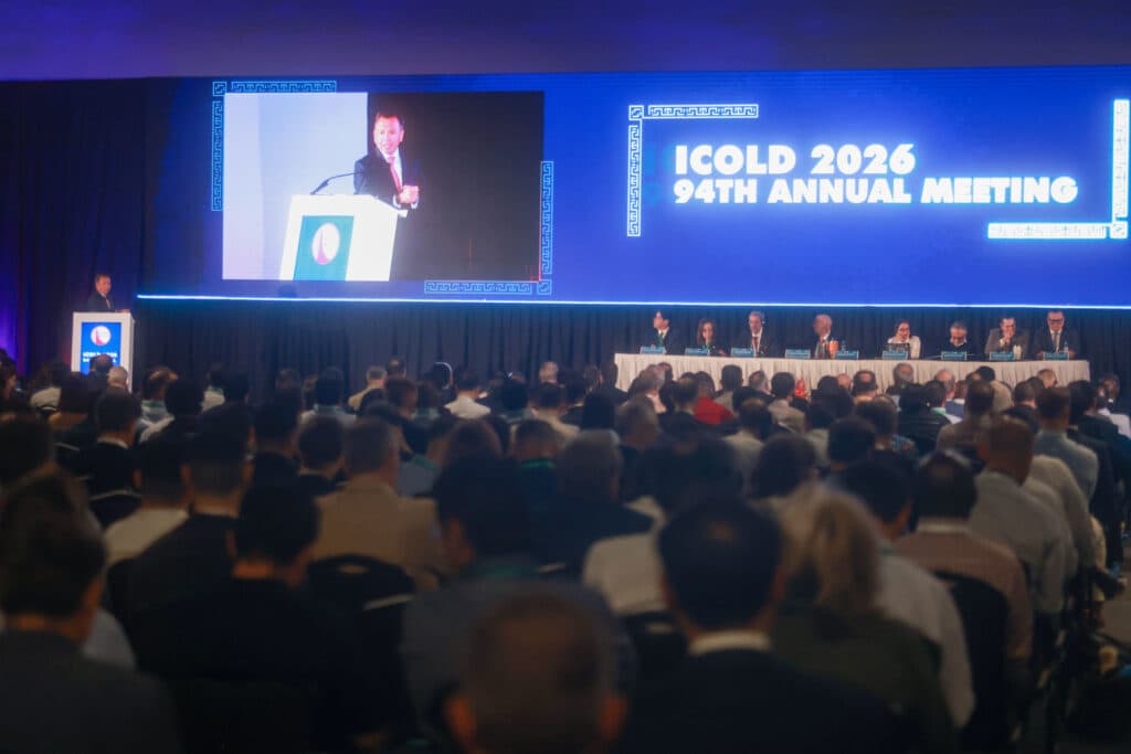 Pablo Lemus, Gobernador de Jalisco, en el escenario durante la inauguración del 94ª Congreso Anual de ICOLD 2026 en Expo Guadalajara.