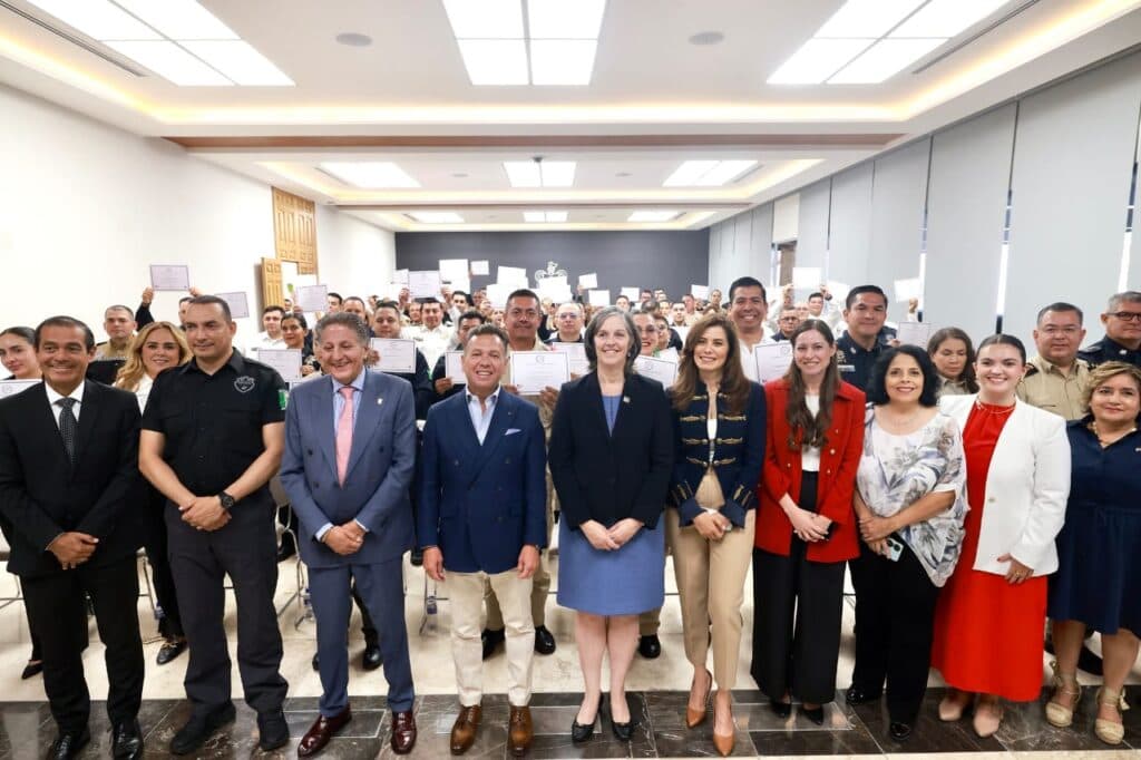 Ceremonia de clausura del proyecto 'Inglés para Seguridad de Estadios' con oficiales de policía y autoridades en Guadalajara, Jalisco.