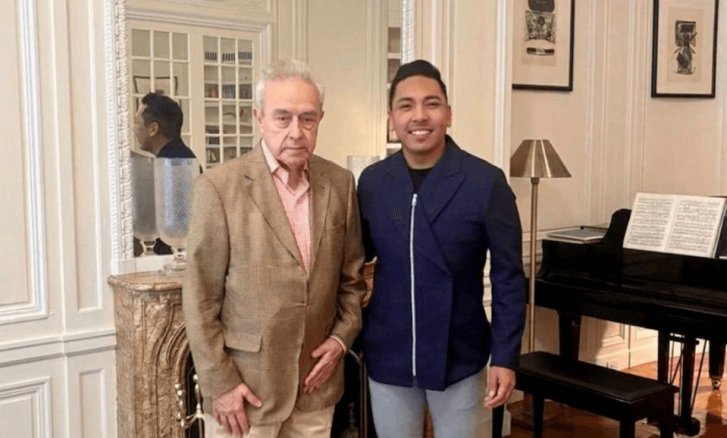 Yoshio Ávila y Héctor Vasconcelos posan juntos en un elegante espacio, tras su reunión sobre temas políticos en Nueva York.