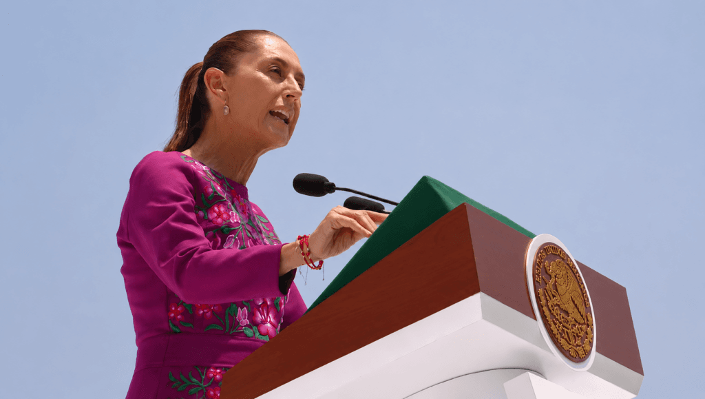 Claudia Sheinbaum, presidenta de México, pronuncia un discurso en un evento conmemorativo, destacando la fortaleza del Estado mexicano.