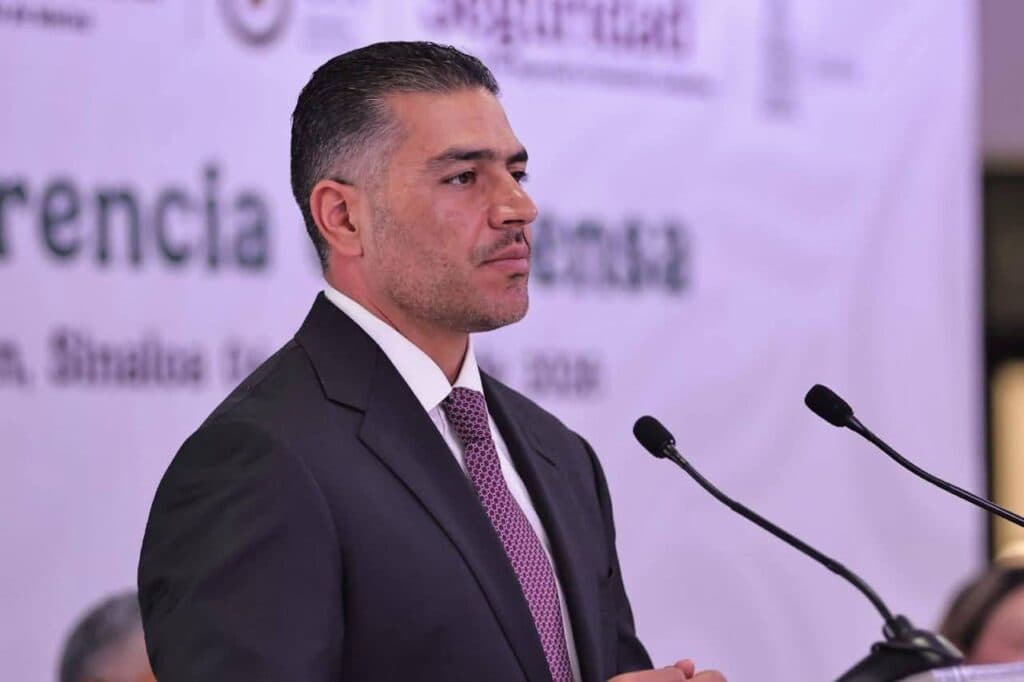 Omar García Harfuch, secretario de Seguridad, durante una conferencia en Sinaloa, destacando su papel en la reducción de delitos.