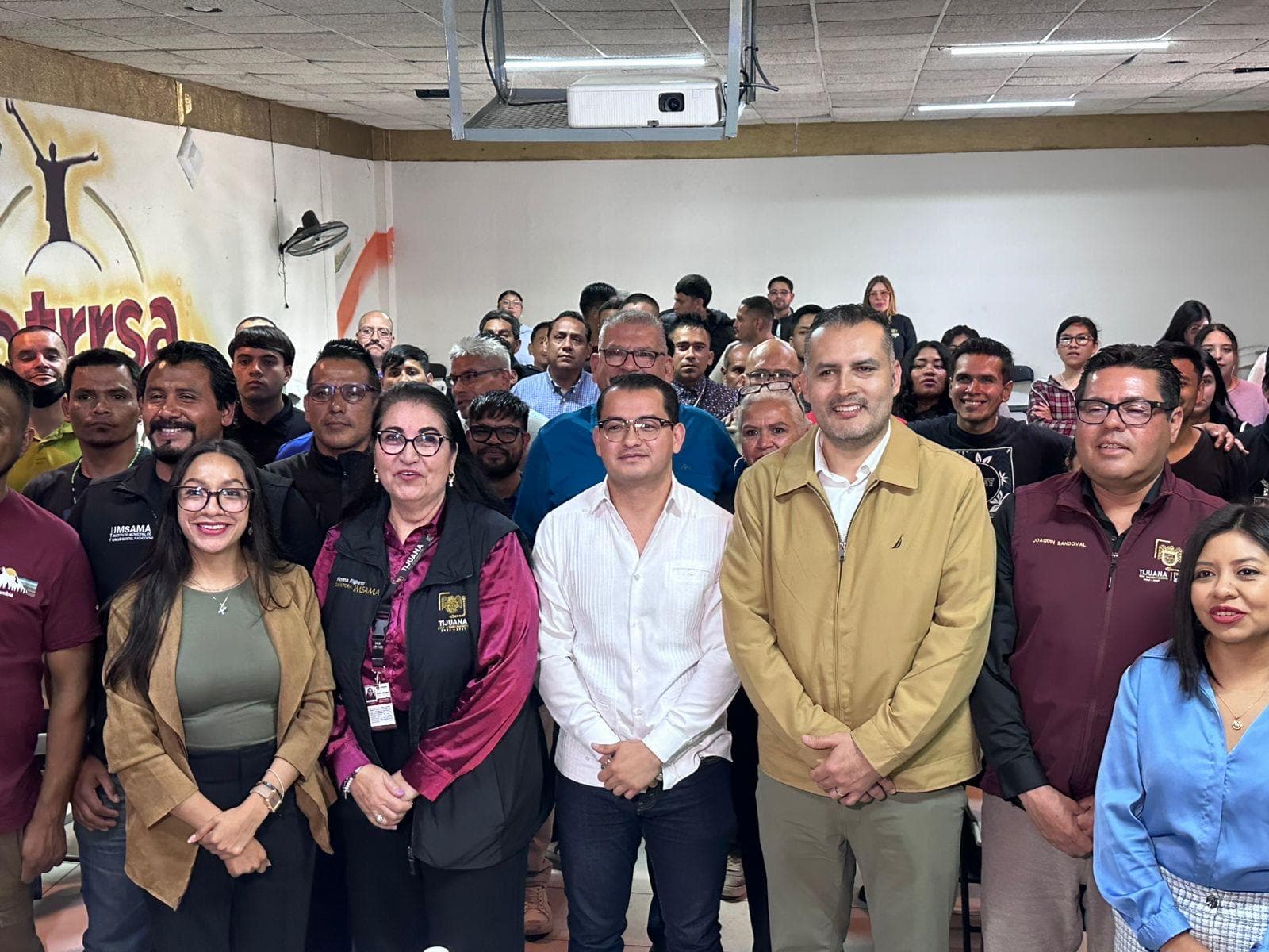 Reapertura de talleres en COTRRSA Hombres con la presencia de autoridades y asistentes, promoviendo la rehabilitación social en Tijuana.