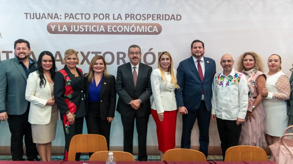 Funcionarios del XXV Ayuntamiento de Tijuana, incluyendo al presidente Ismael Burgueño y la secretaria Wendy Ontiveros,