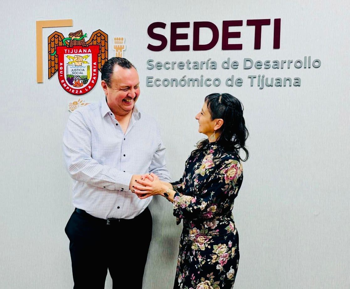 Funcionarios de la Secretaría de Desarrollo Económico de Tijuana estrechan manos en un ambiente de colaboración y diálogo.