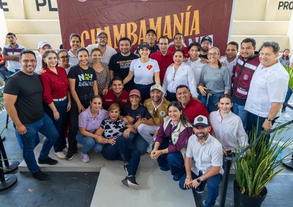 Estefanía Mercado y un grupo de colaboradores posan juntos en la jornada de “Chambamanía” en Villas del Sol, Playa del Carmen.