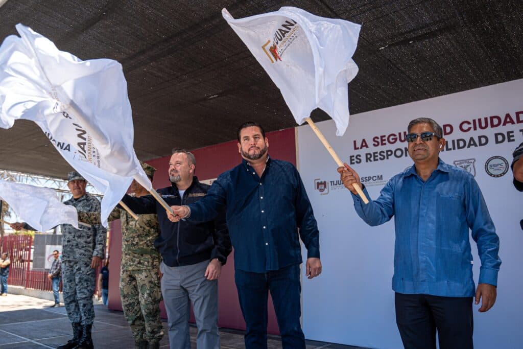 Ismael Burgueño y autoridades ondean banderas durante el inicio del operativo de Seguridad Ciudadana en el Distrito Otay Centenario.