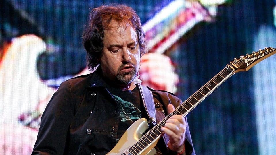 Músico Alejandro Marcovich tocando la guitarra en un concierto, reconocido por su trabajo en la banda Caifanes.