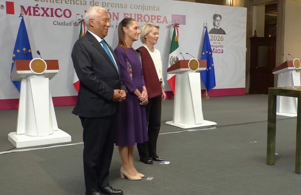 Claudia Sheinbaum y Ursula von der Leyen posan juntas en la firma del Acuerdo Global Modernizado México-Unión Europea en Palacio Nacional.