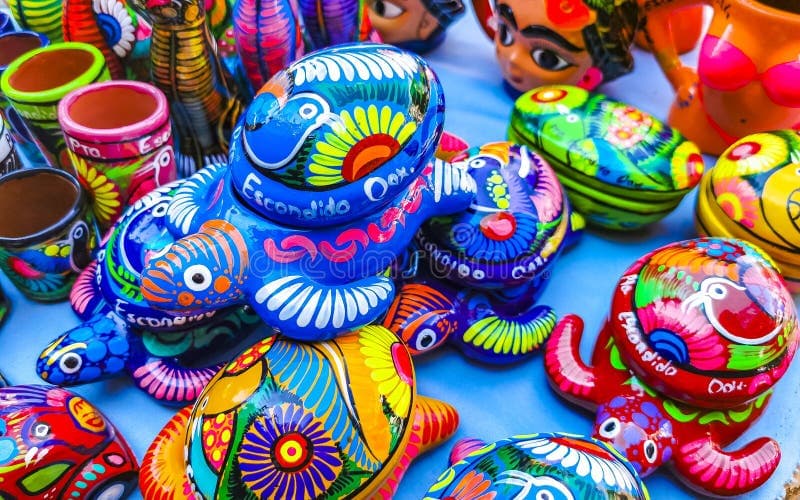 Coloridos artesanías de cerámica mexicana, incluyendo tortugas y otros objetos decorativos, exhibidos en el evento ORIGINAL 2026.