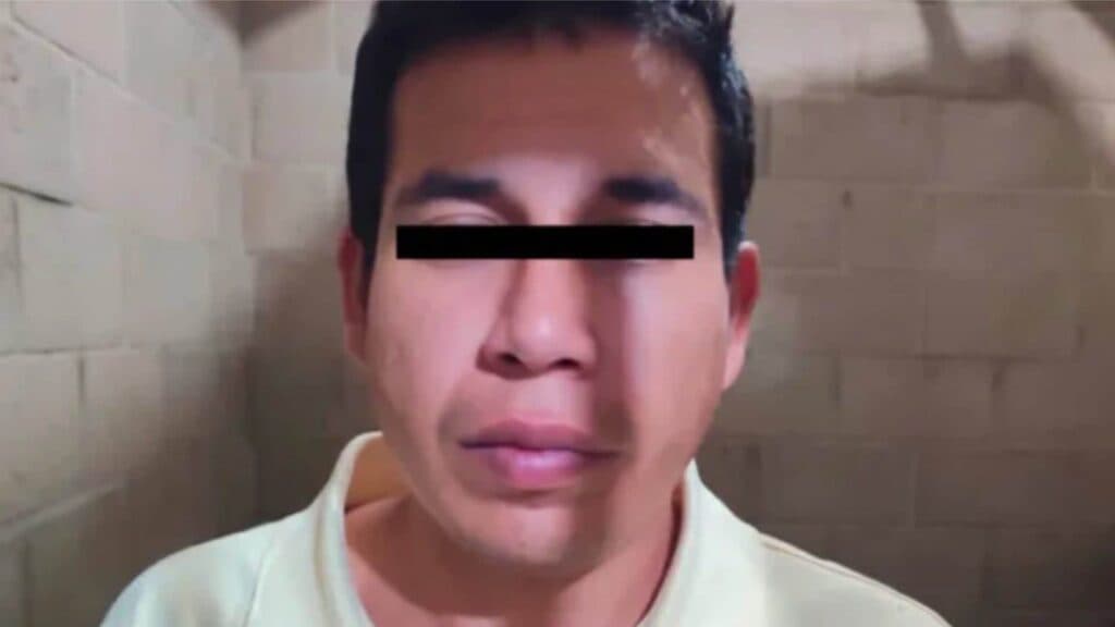 Hombre detenido por feminicidio de una niña en El Salto, con expresión seria y fondo de pared de ladrillos.