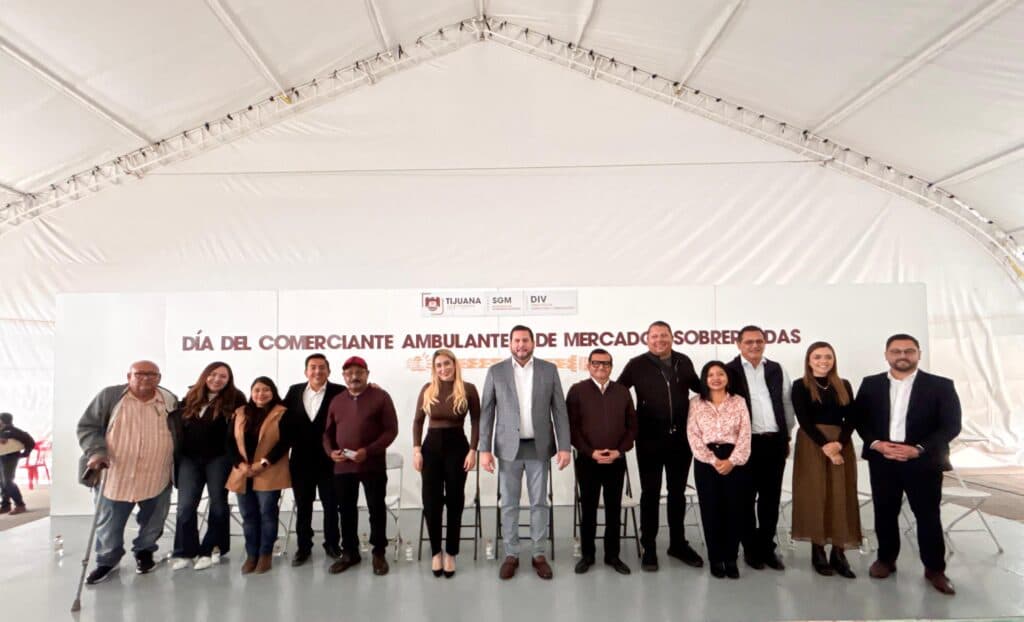 Ismael Burgueño Ruiz junto a comerciantes y funcionarios en la celebración del ‘Día del Comerciante Ambulante y Mercado Sobreruedas’ en Tijuana.