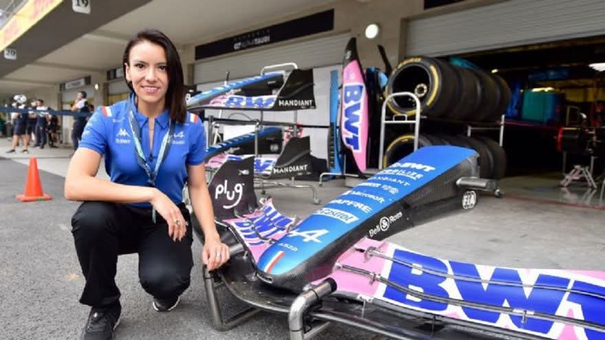 Dalia Carolina Ramos Guerra, responsable de Construcción y Pruebas del equipo Alpine, posando junto a un auto de Fórmula 1 en el paddock.