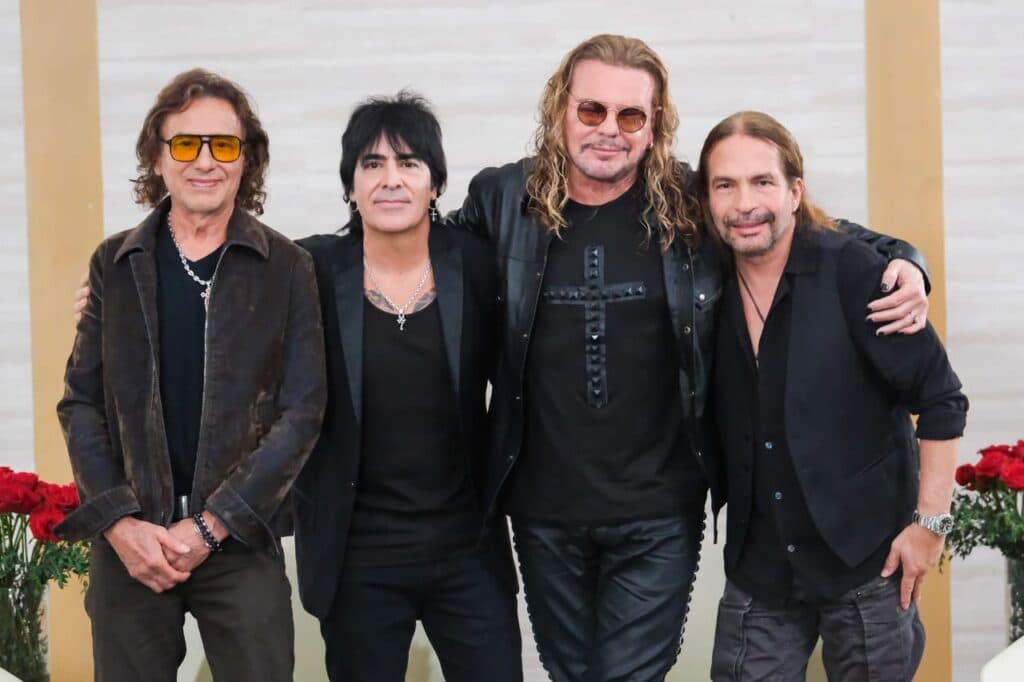 El grupo Maná posando en un evento, promoviendo su concierto gratuito en la Glorieta de La Minerva durante la Copa Mundial de la FIFA™ 2026.
