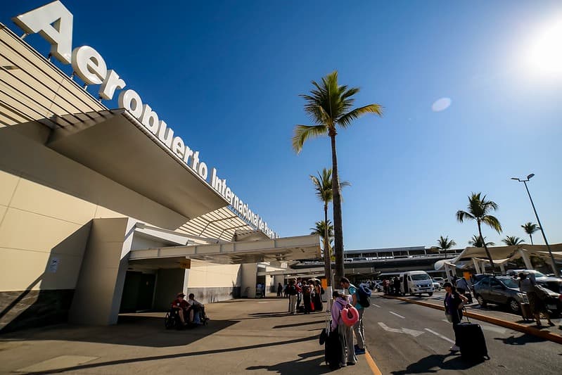 Aeropuerto Internacional de Guadalajara con pasajeros esperando, simbolizando el giveaway de vuelos nacionales en Mundo Jalisco.