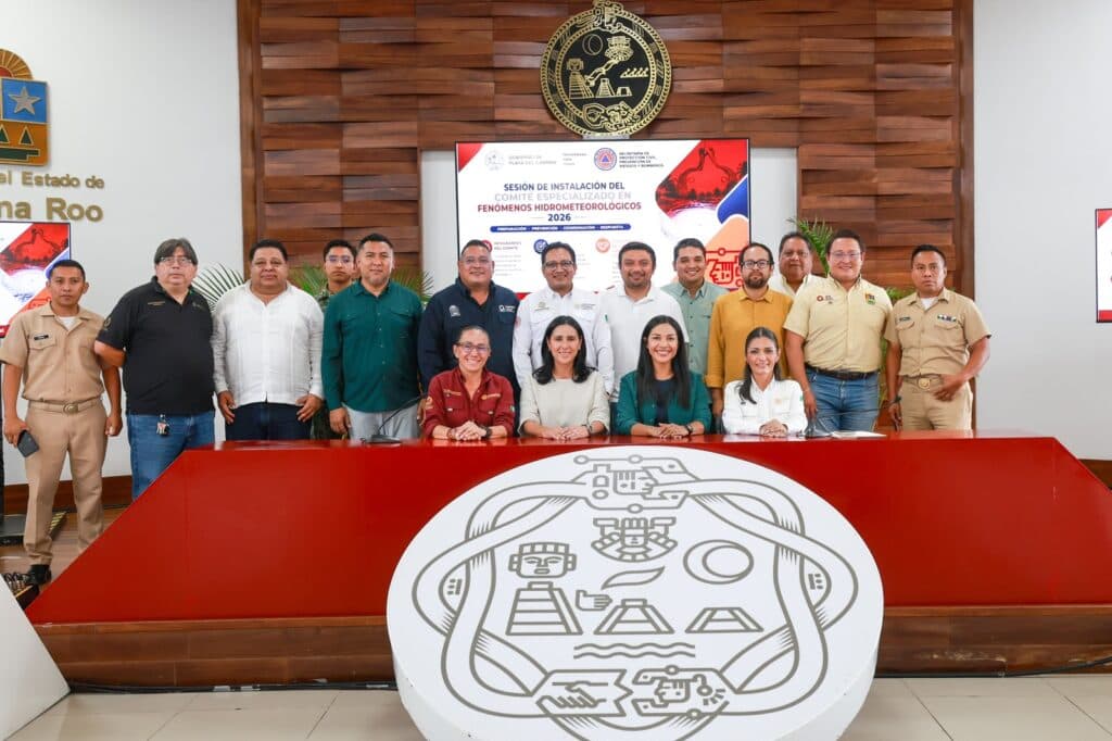 Estefanía Mercado y miembros del Comité Municipal Especializado en Fenómenos Hidrometeorológicos 2026 en Playa del Carmen, Quintana Roo.
