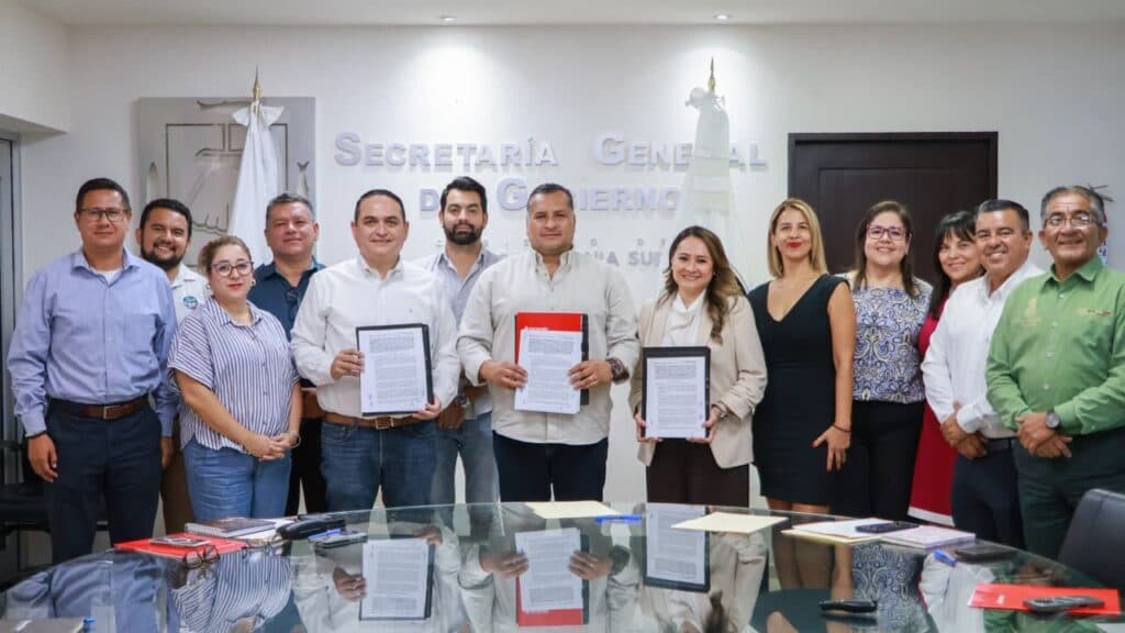 Saúl González y representantes de Santander firman convenio en la Secretaría General de Gobierno, beneficiando a sudcalifornianos.