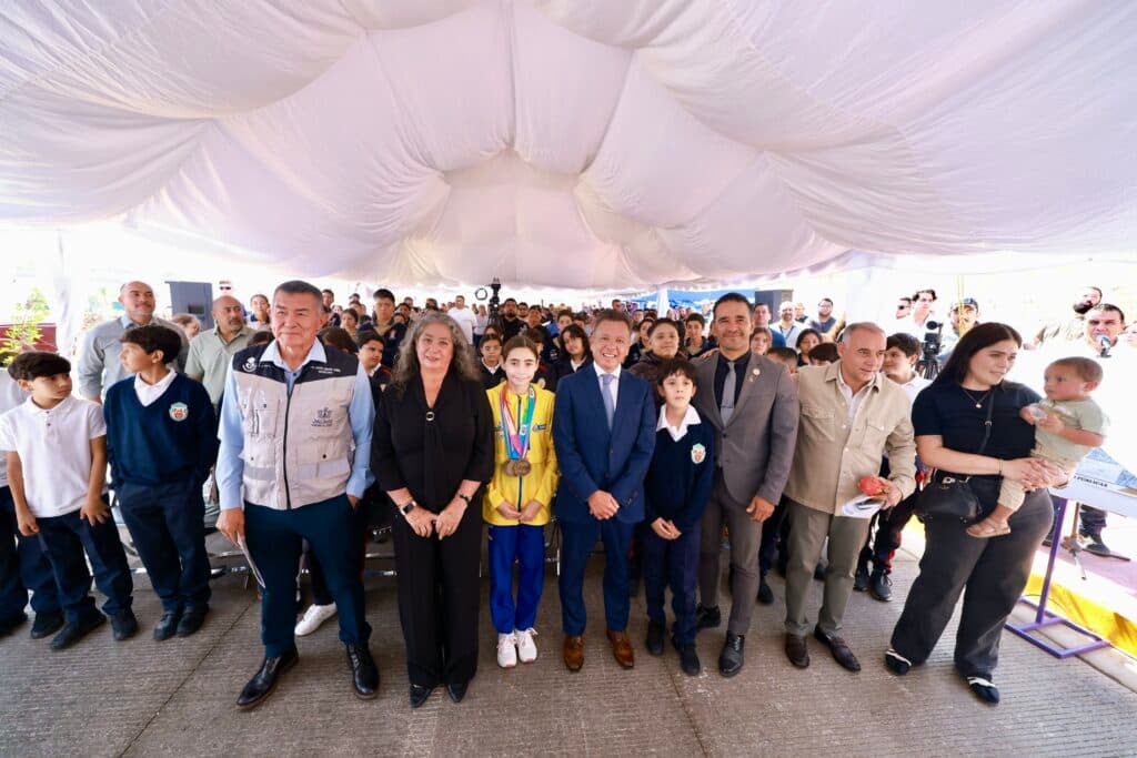 Evento de entrega de la primera etapa del Libramiento Monte Everest en Zapotlanejo, con la presencia del Gobernador Pablo Lemus y asistentes.