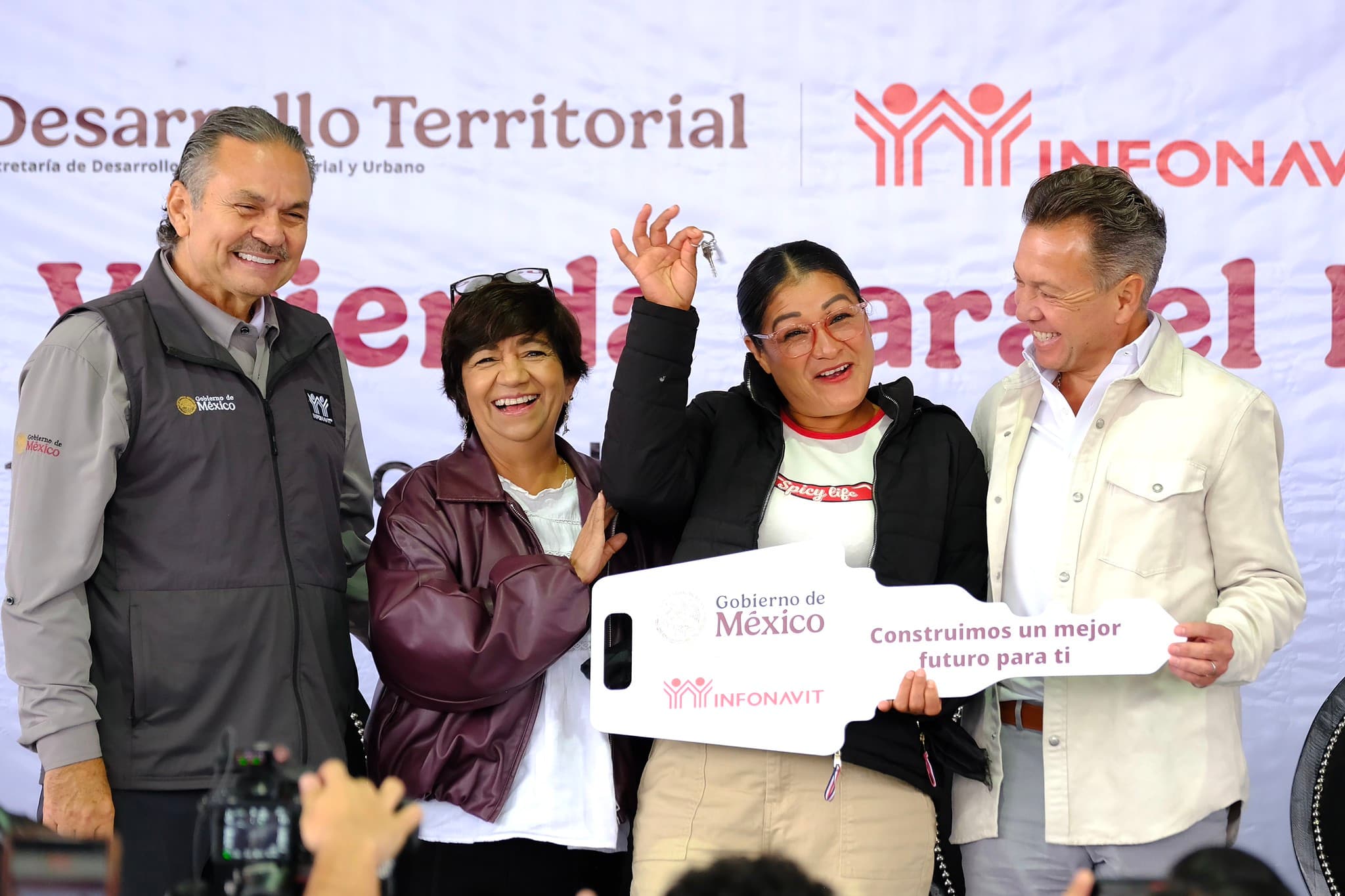 Pablo Lemus y Octavio Romero entregan llaves de vivienda a beneficiarios en el programa Vivienda para el Bienestar en El Salto, Jalisco.