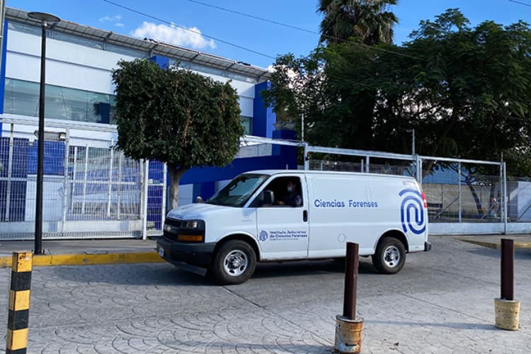 Furgón de Ciencias Forenses frente a instalaciones en Jalisco, simbolizando el avance en identificación de personas en inhumaciones clandestinas.