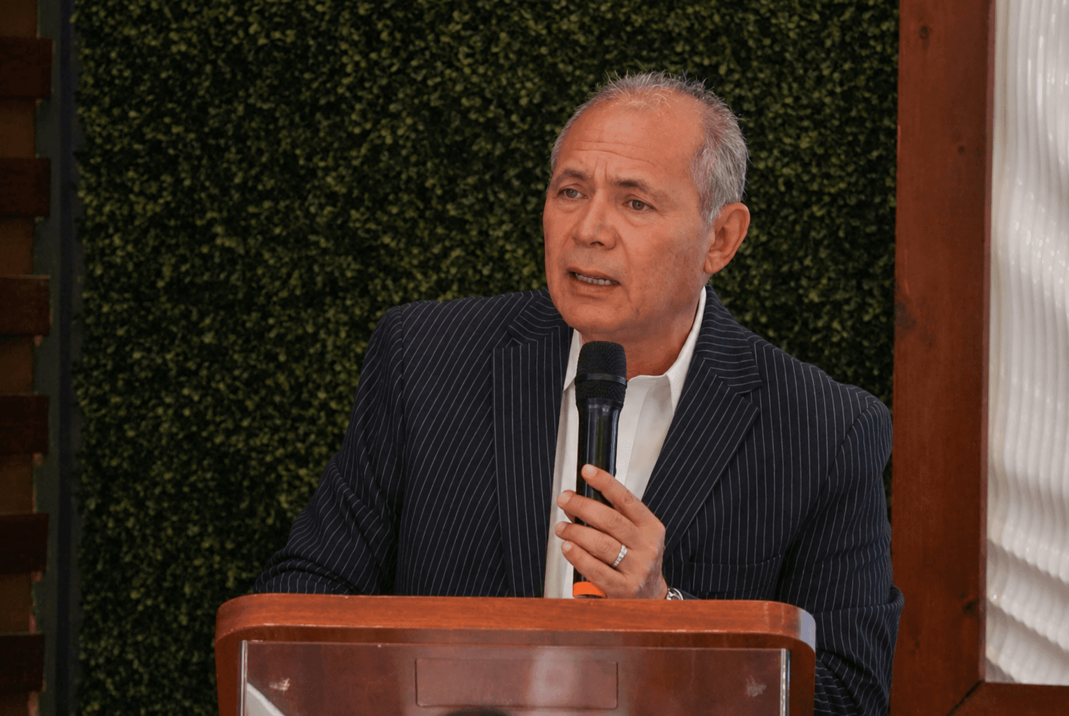 Marco Antonio Blásquez, exdiputado, habla en un evento en Tijuana sobre la citación judicial en su contra.