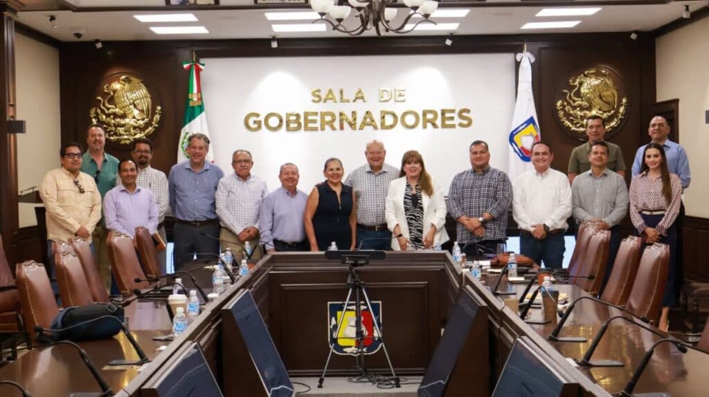 Saúl González y el gobernador Víctor Manuel Castro Cosío junto a empresarios en la Sala de Gobernadores, fortaleciendo la