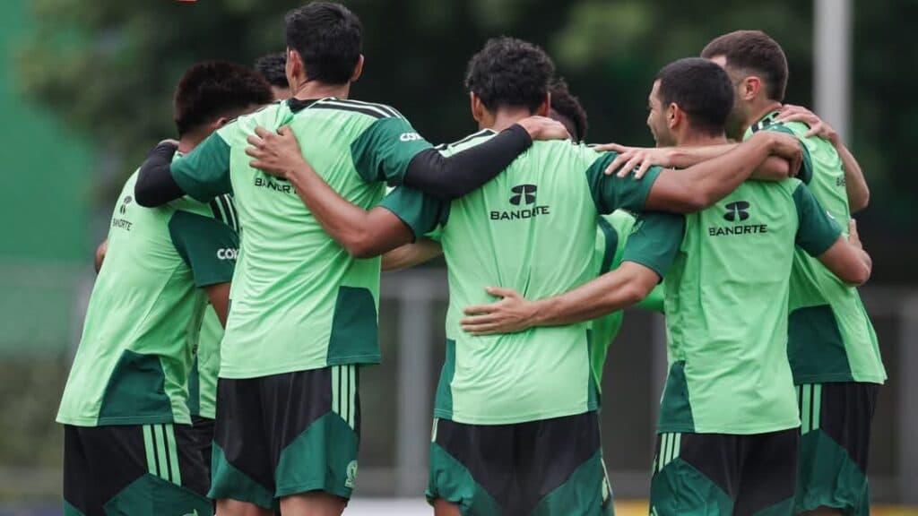 Jugadores de la Selección Mexicana se abrazan en un entrenamiento previo al debut en la Copa Mundial contra Sudáfrica.