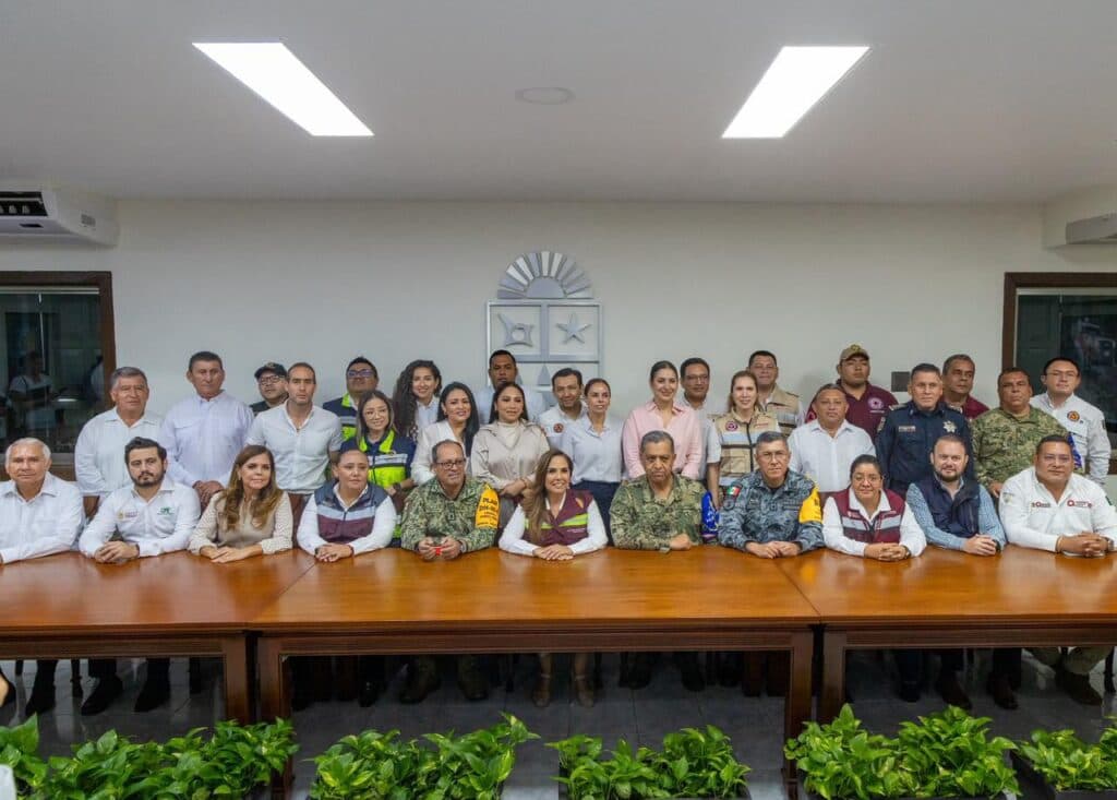 Estefanía Mercado y autoridades del gobierno de Quintana Roo en la Primera Sesión Ordinaria del Consejo Estatal de Protección Civil.