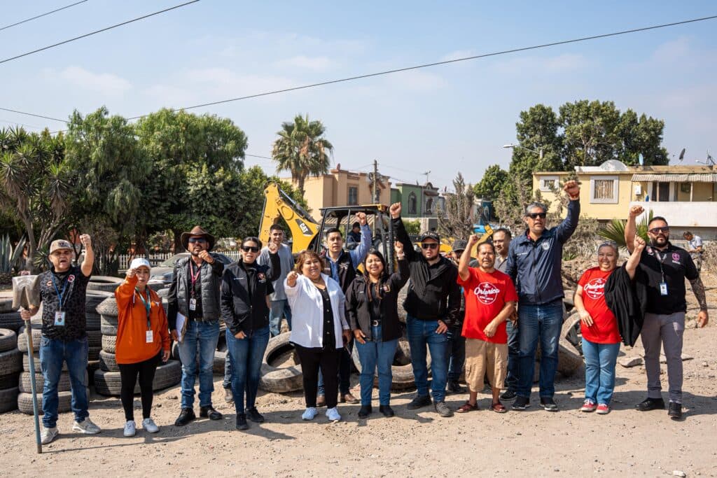 Grupo de trabajadores y funcionarios del gobierno municipal de Tijuana, con herramientas y maquinaria, durante la jornada de