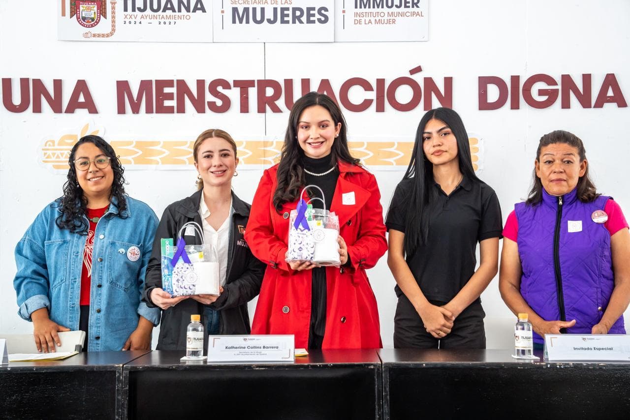 Entrega de kits de gestión menstrual por el gobierno de Tijuana, con la participación de funcionarias y beneficiarias en un evento.