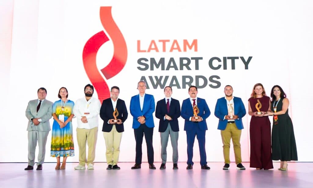 Ceremonia de entrega de los Latam Smart City Awards 2026, con premiados y trofeos, destacando la innovación en planeación urbana.
