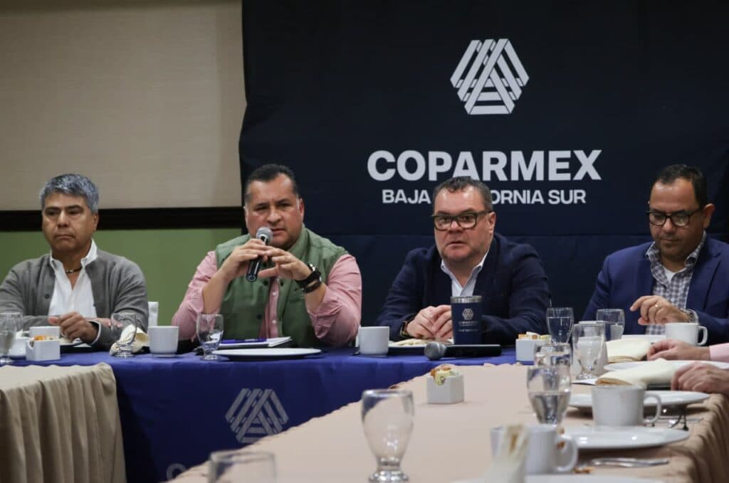 Saúl González Núñez y líderes empresariales discuten estrategias para atraer inversiones en Baja California Sur durante una reunión en La Paz.
