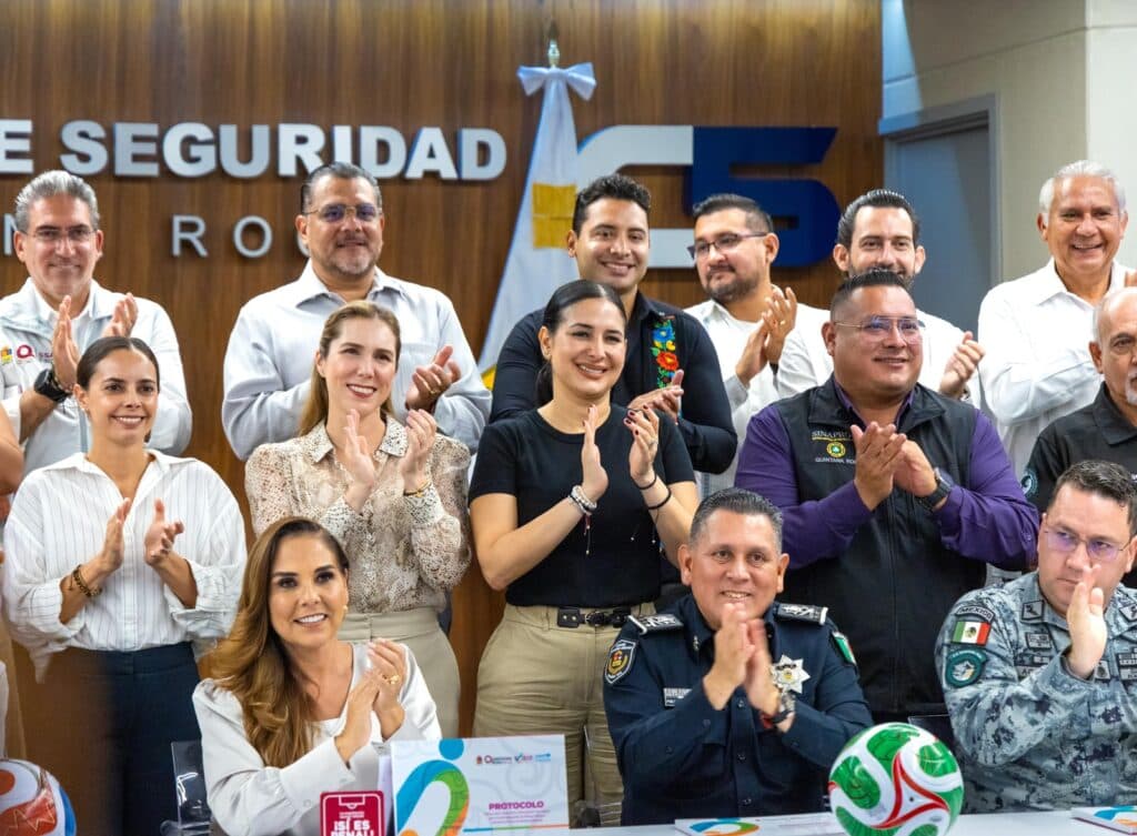 Estefanía Mercado y Mara Lezama, acompañadas de autoridades, aplauden en la instalación del Comité de Seguridad Estatal para