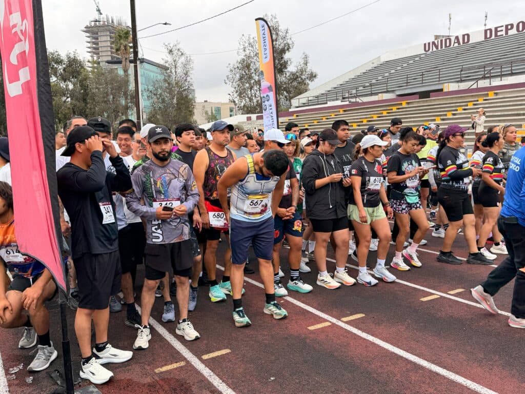 Participantes listos para iniciar la 2da. carrera 5K 'Corre Sin Tabaco' en la Unidad Deportiva CREA de Tijuana.