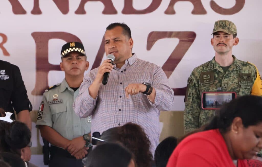 Saúl González Núñez habla en un evento sobre paz social, acompañado de autoridades de seguridad en Baja California Sur.