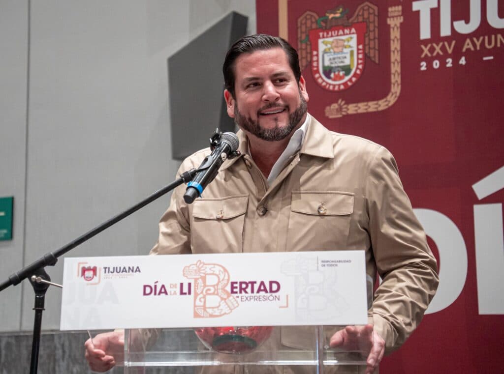 Ismael Burgueño Ruiz, presidente municipal de Tijuana, habla en el evento del Día de la Libertad de Expresión, reconociendo
