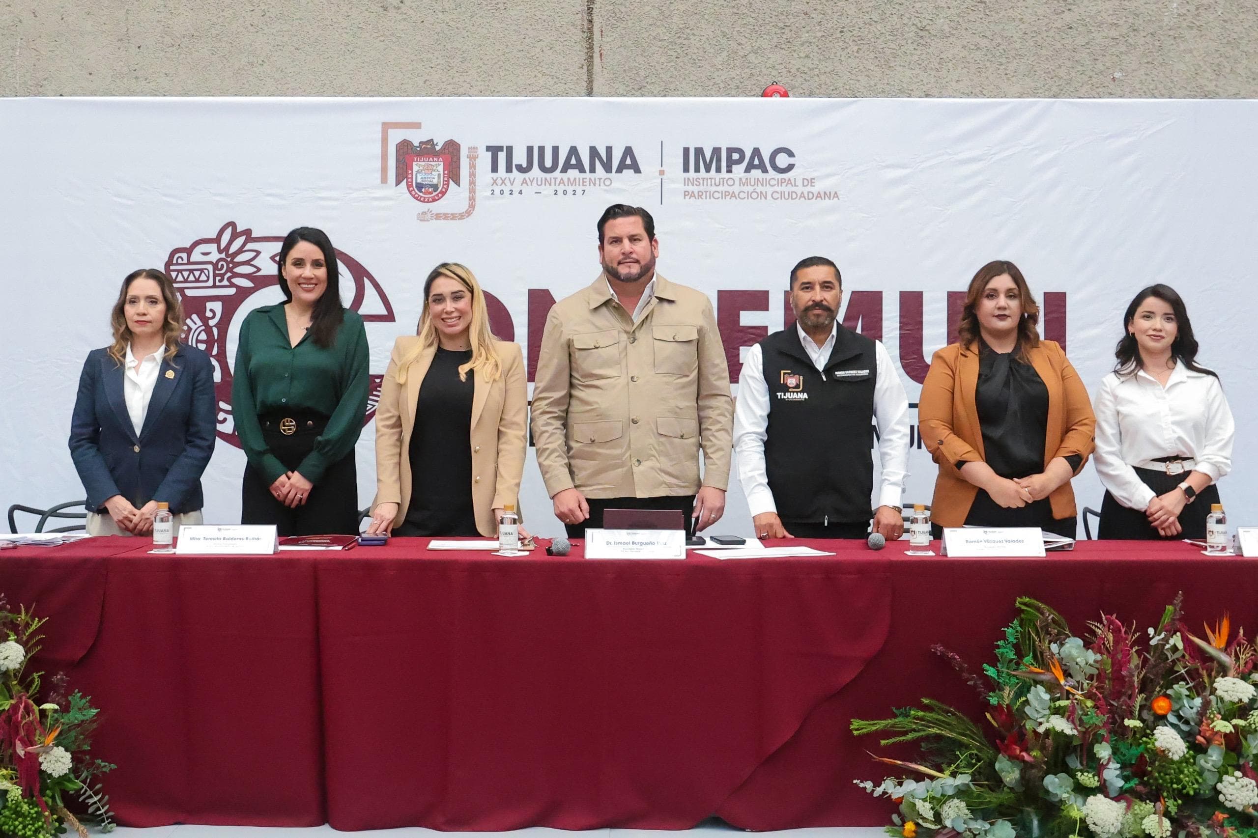 El presidente municipal Ismael Burgueño Ruiz y miembros del Consejo de Desarrollo Municipal durante la sesión de instalación en Tijuana.