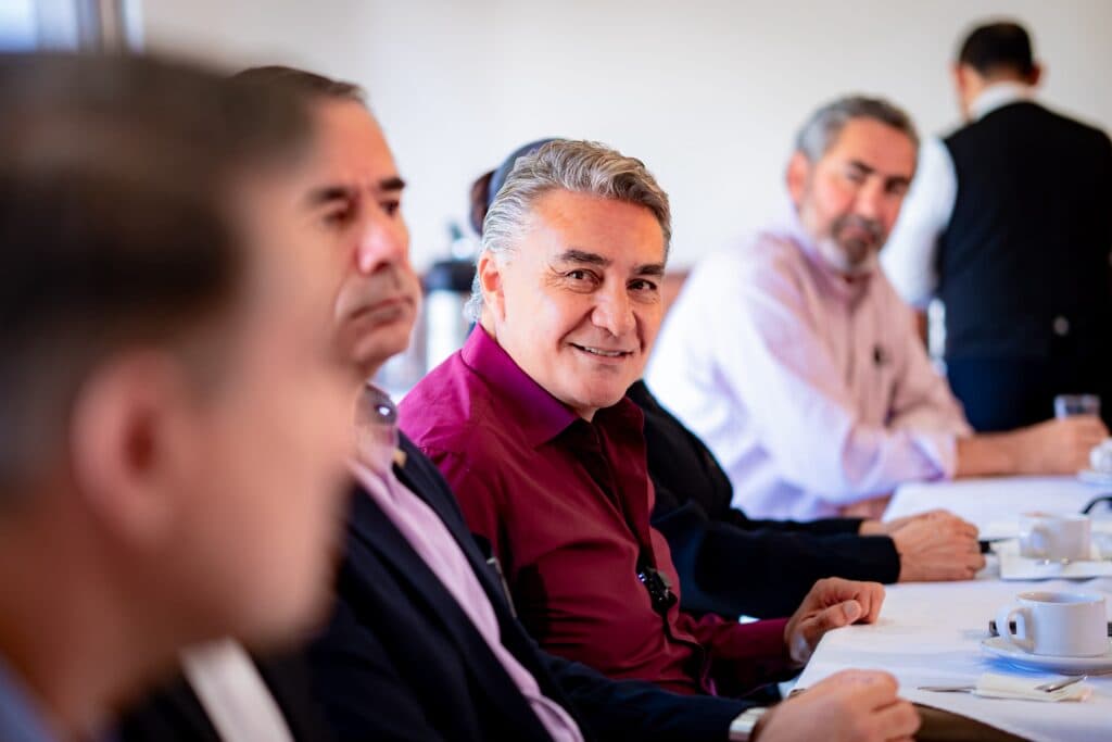 Jesús Ruiz Uribe sonríe durante una reunión con el Grupo Unidos por Tijuana, discutiendo temas de desarrollo y seguridad en Baja California.