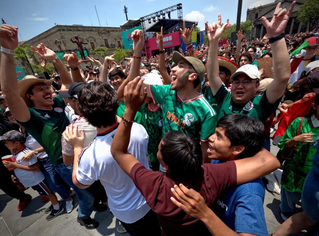 Aficionados celebran con alegría tras el triunfo de México sobre Sudáfrica en el FIFA Fan Festival™ Guadalajara, ambiente festivo y familiar.