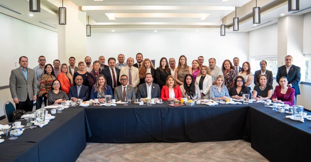 Ismael Burgueño Ruiz junto a miembros del Colegio de Abogados Constitucionalistas en la Asamblea General en Tijuana.