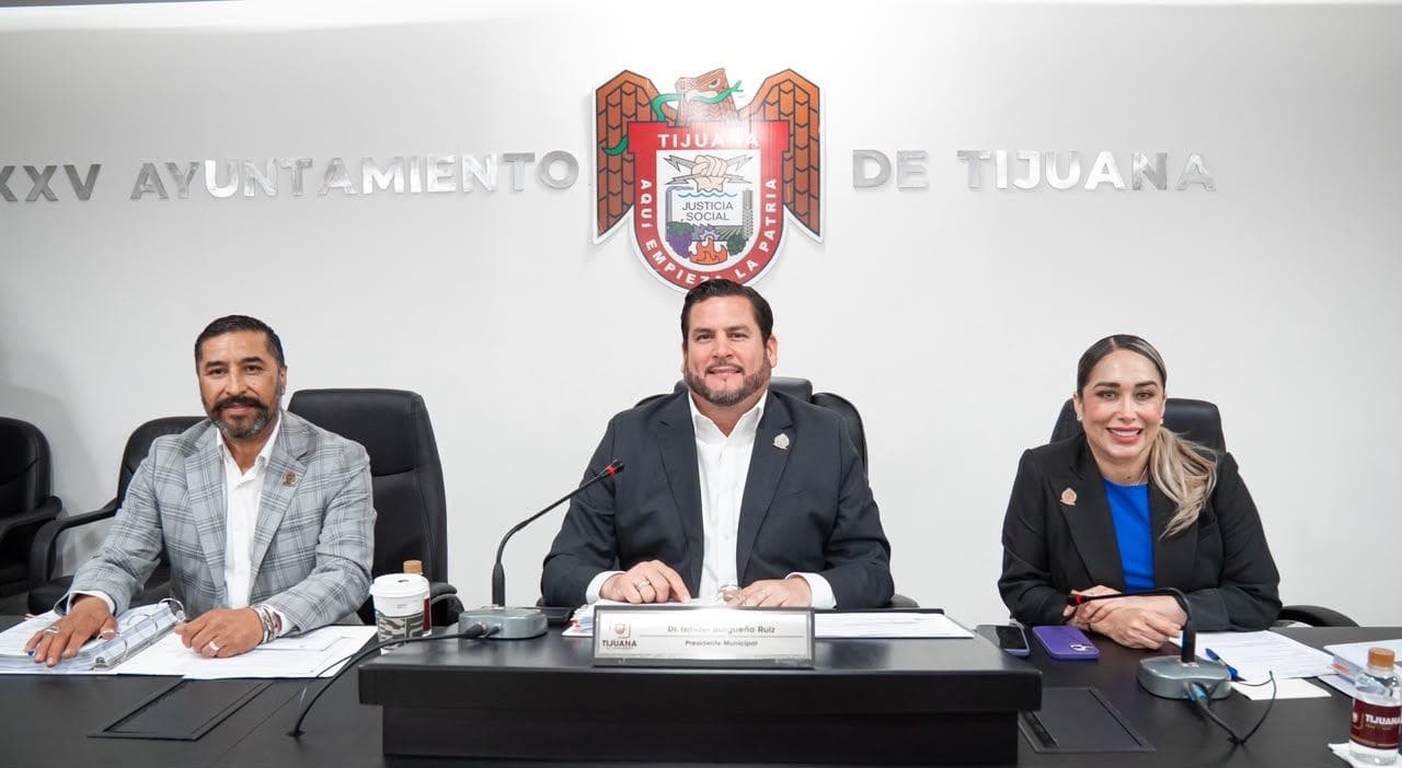 Cabildo de Tijuana en sesión extraordinaria, con el presidente municipal Ismael Burgueño Ruiz y otros funcionarios,