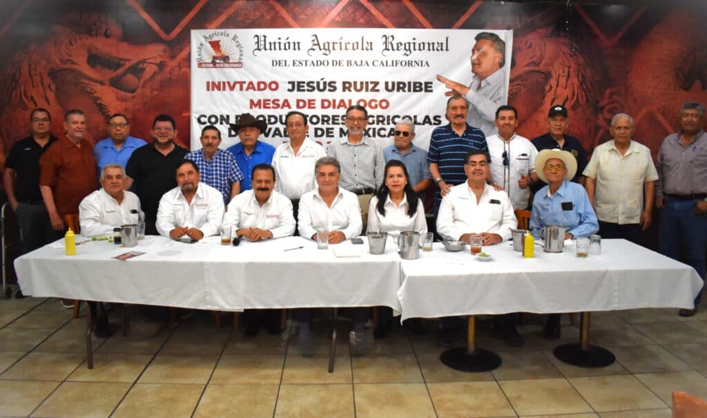 Jesús Ruiz Uribe y productores agrícolas del Valle de Mexicali en una mesa de diálogo para discutir soluciones a sus problemáticas.