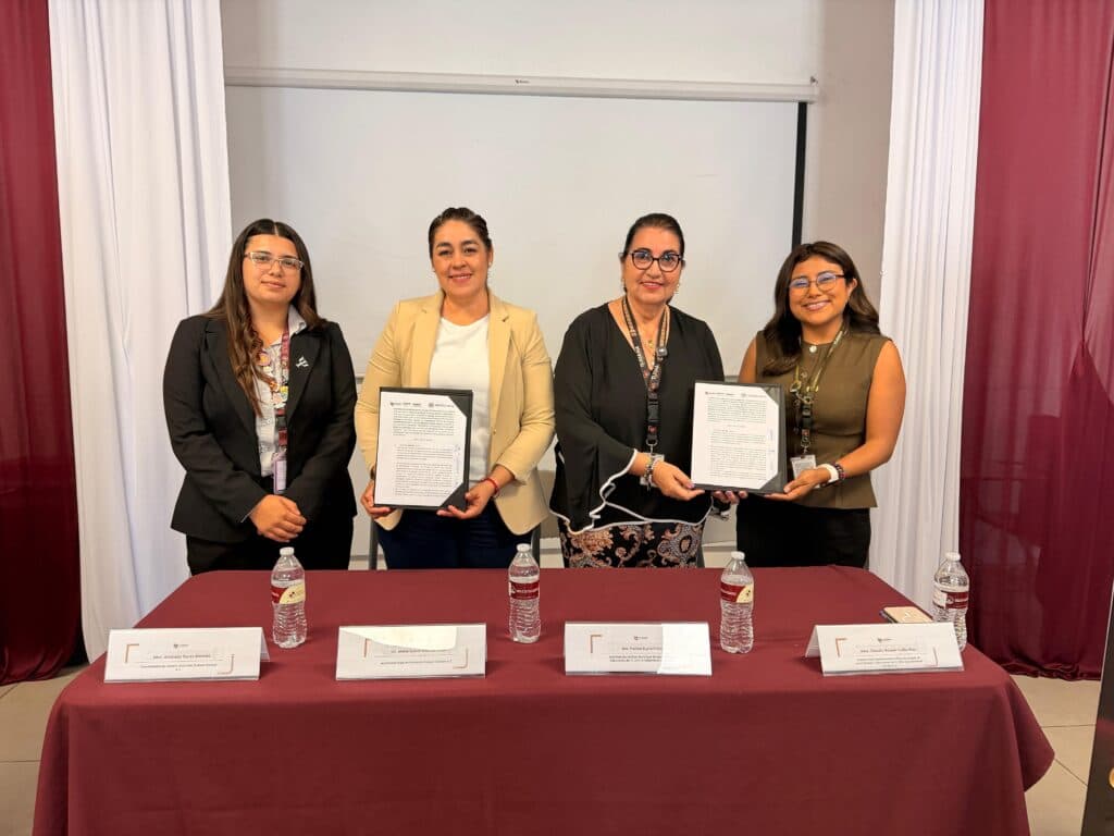 Representantes del Gobierno Municipal de Tijuana y la Universidad Vizcaya sostienen un convenio para fortalecer la salud mental y adicciones.