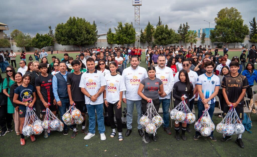 Ismael Burgueño y jóvenes participantes sosteniendo balones en la inauguración de la Copa Juventud 2026 en Tijuana.