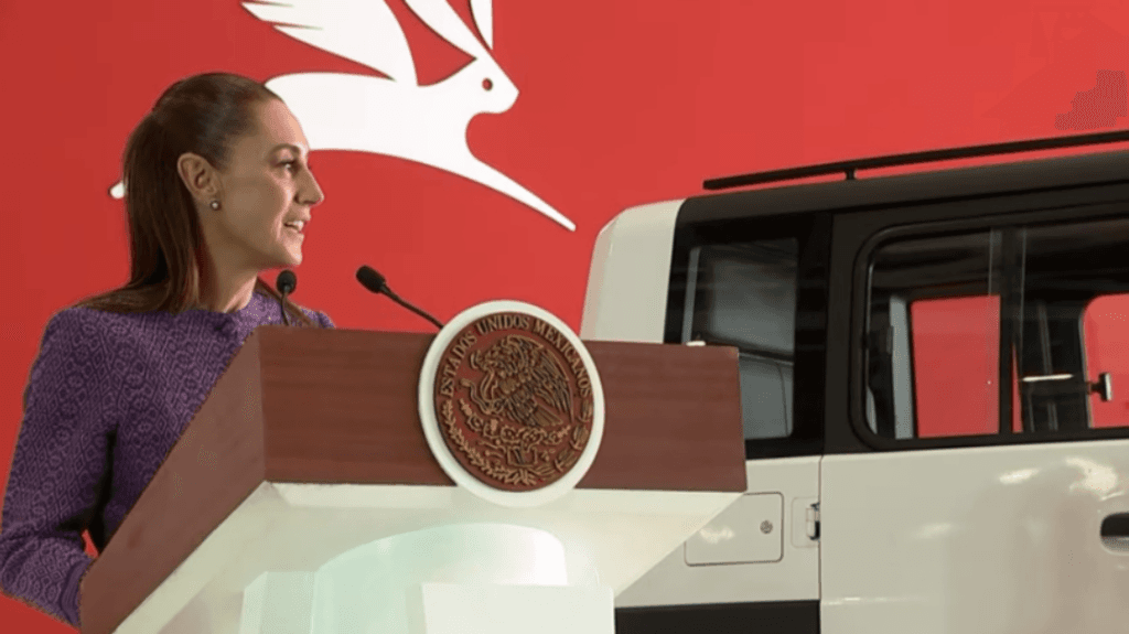 Claudia Sheinbaum presenta el prototipo del Olinia Uno, auto eléctrico nacional, en la Base Militar de Santa Lucía.