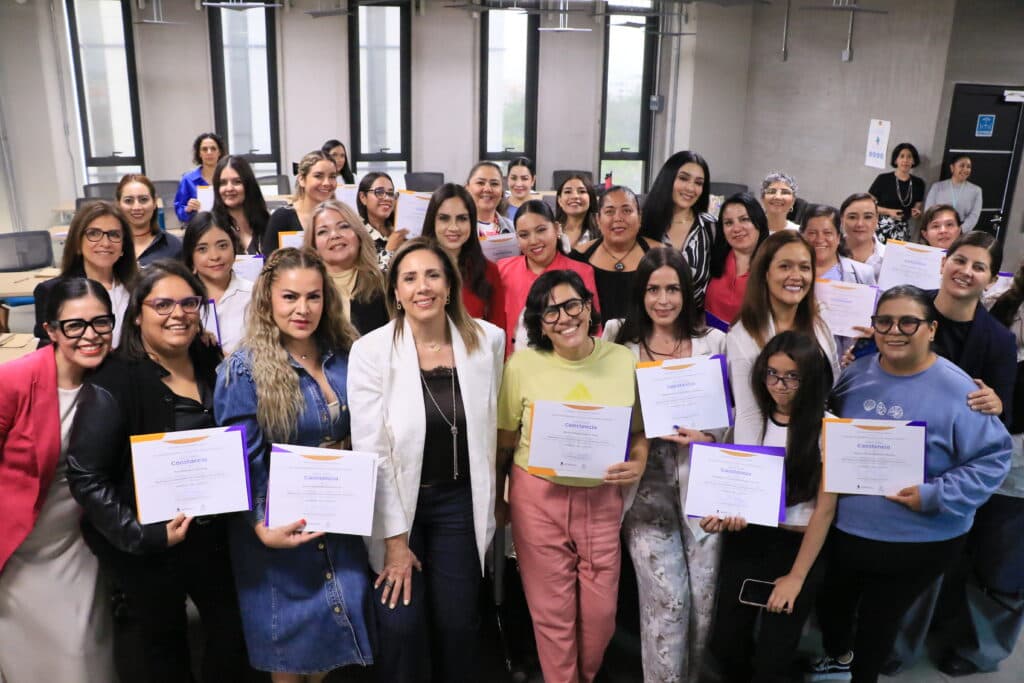 Grupo de 37 mujeres líderes de diversas fuerzas políticas y la sociedad civil, sosteniendo sus certificados tras graduarse