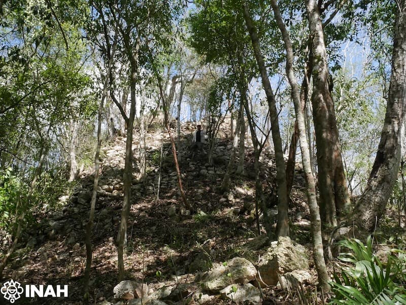 Ruinas de la ciudad maya de Minanbé, rodeadas de densa vegetación en la Reserva de la Biosfera de Calakmul, Campeche.
