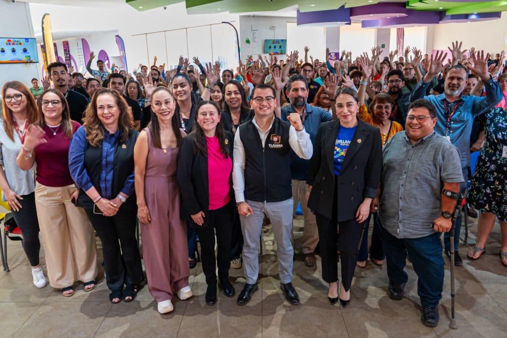 Abdiel Gutiérrez Coronado junto a servidores públicos y asistentes, levantando las manos durante la capacitación sobre
